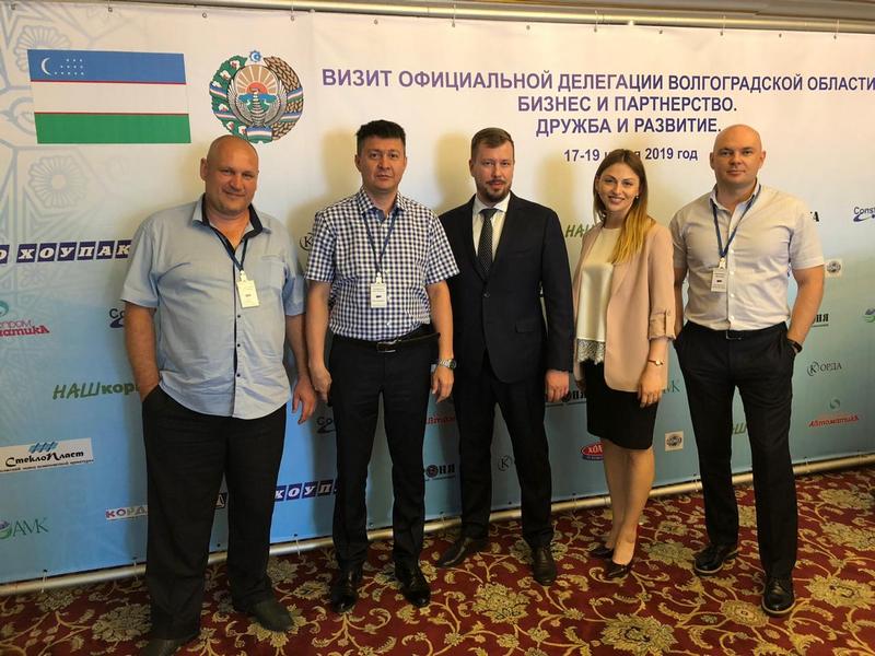 Совместное фото директора ООО "СтеклоПласт" с представителями делегации Волгоградской области в Республику Узбекистан