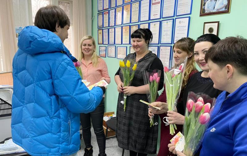 Мужской коллектив завода СтеклоПласт от всего сердца поздравляет женщин с 8 Марта Мужской коллектив завода СтеклоПласт от всего сердца поздравляет женщин с 8 Марта